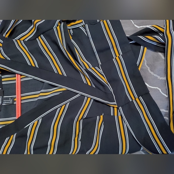 Forever 21 Black and Yellow cropped tie waist bell sleeve top - Picture 3 of 7